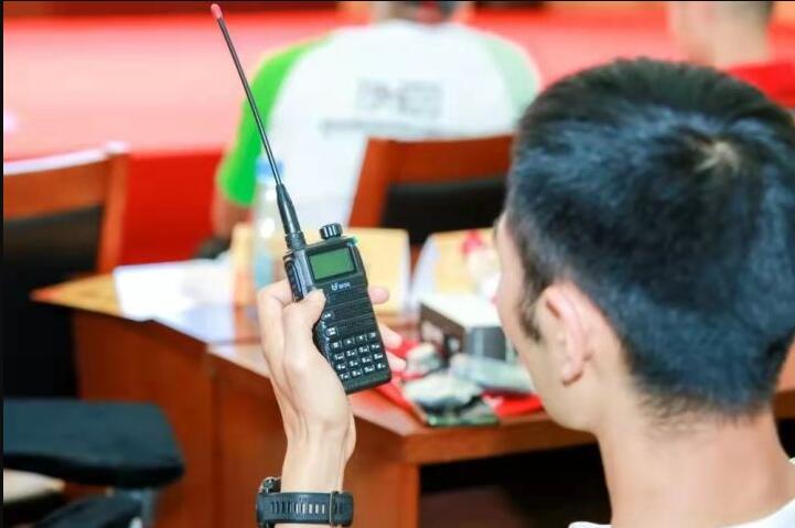 帶收音機坐飛機，能夠全程監(jiān)聽到機組人員與地面的通話嗎？